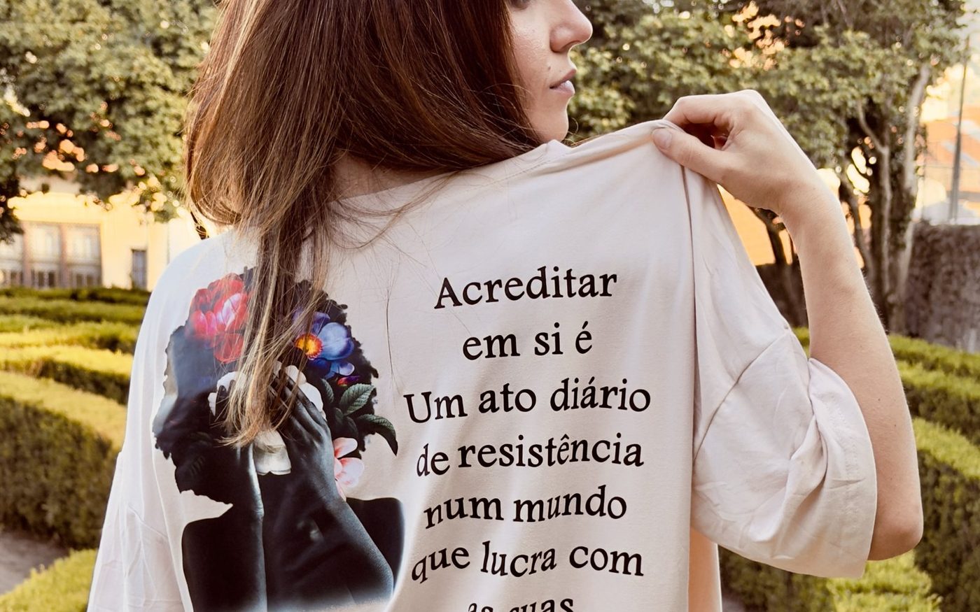 T-shirt estampada com a frase «Acreditar em si é…».